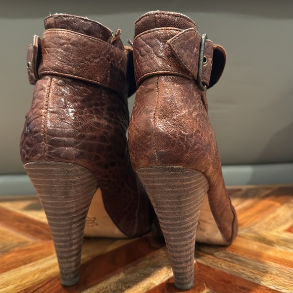 Cynthia Vincent leather bootie size 6.5 - Picture 2 of 6